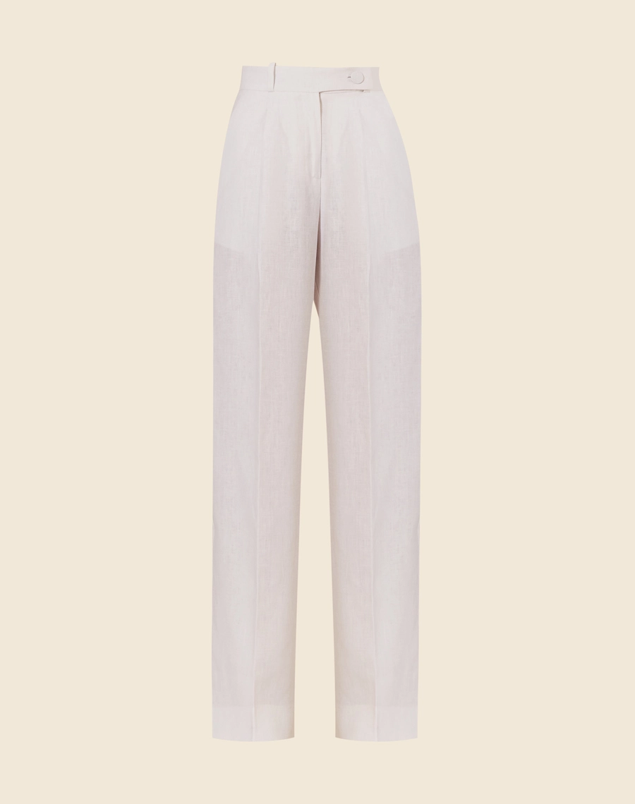 Calça Eugenia, confeccionado em linho, um tecido estruturado com toque rústico. Com modelagem pantalona, bolsos laterais estilo faca e bolsos decorativos atrás.
