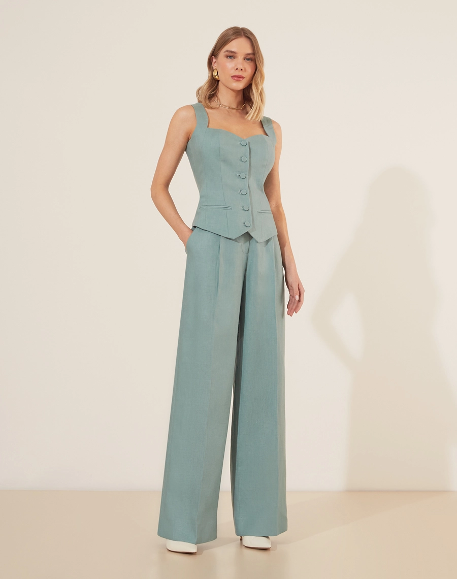 Calça Eugenia, confeccionado em linho, um tecido estruturado com toque rústico. Com modelagem pantalona, bolsos laterais estilo faca e bolsos decorativos atrás.