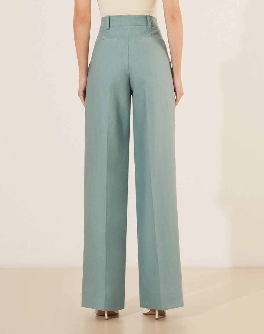 Calça Eugenia, confeccionado em linho, um tecido estruturado com toque rústico. Com modelagem pantalona, bolsos laterais estilo faca e bolsos decorativos atrás.