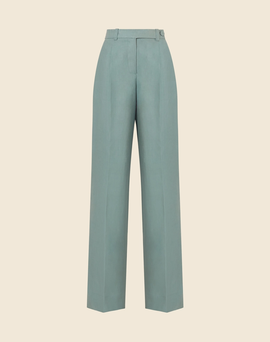 Calça Eugenia, confeccionado em linho, um tecido estruturado com toque rústico. Com modelagem pantalona, bolsos laterais estilo faca e bolsos decorativos atrás.