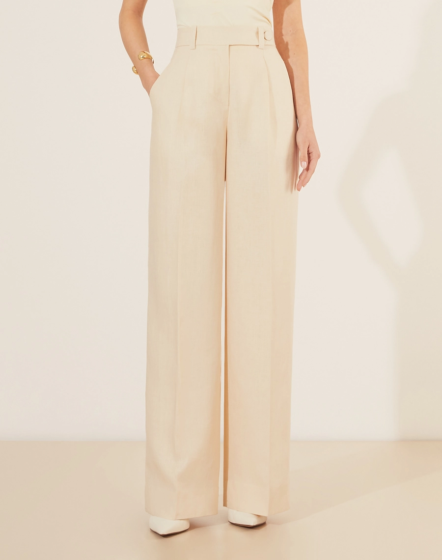Calça Eugenia, confeccionado em linho, um tecido estruturado com toque rústico. Com modelagem pantalona, bolsos laterais estilo faca e bolsos decorativos atrás.