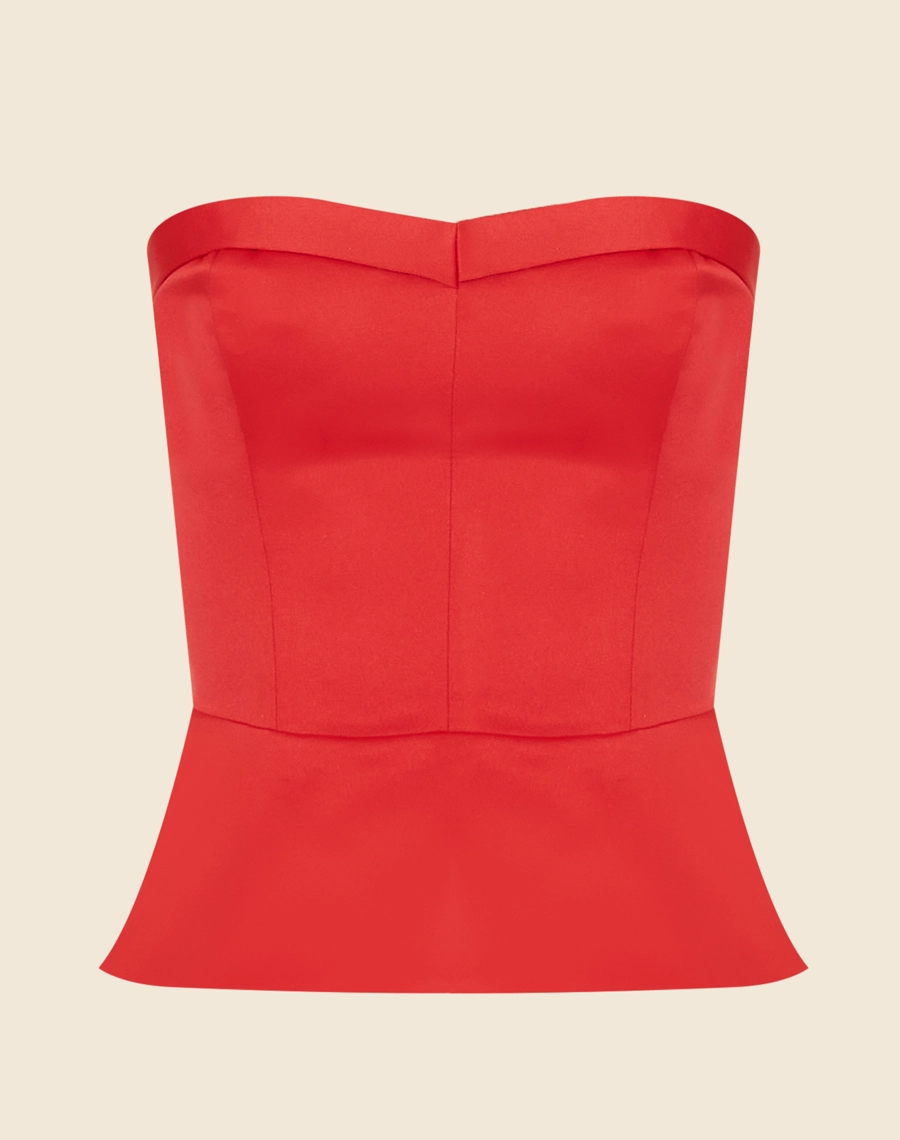 Top Carolyn confeccionado em Crepe Acetinado. <br/>
Peça tomara que caia, com decote coração, feita em modelagem mais justa. <br/>
Fechamento por zíper posterior. <br/>