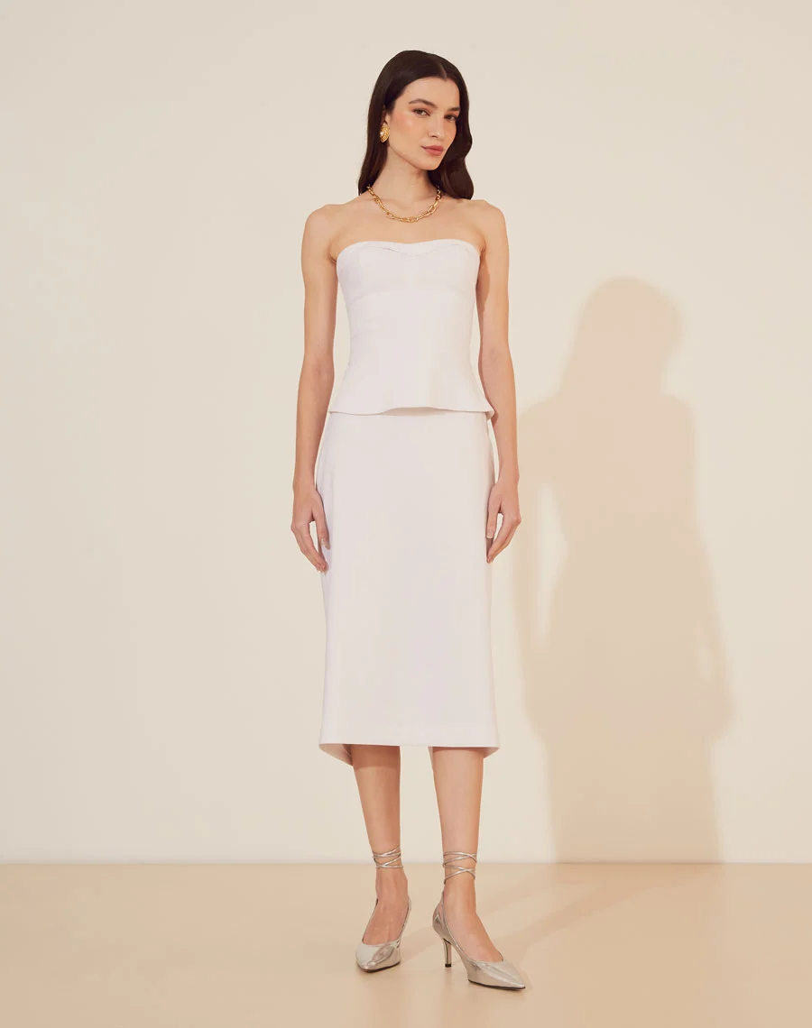 Top Madelyn confeccionado em Linho Misto. <br/>
Peça tomara sem alças com decote coração, feita com modelagem mais justa. <br/>
Fechamento por zíper posterior. <br/>