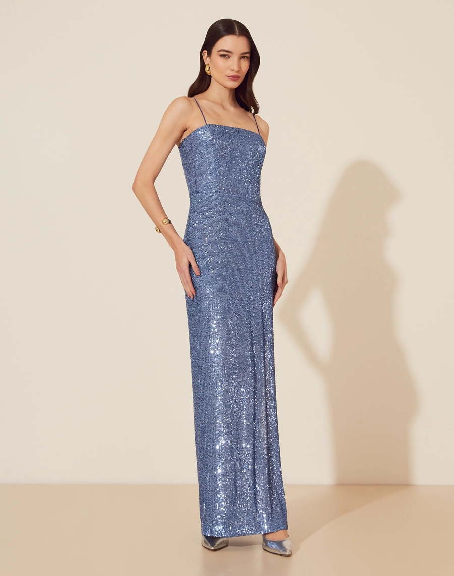 Vestido Longo Acalia, peça confeccionada em paetê, com decote quadrado e alças finas. 
