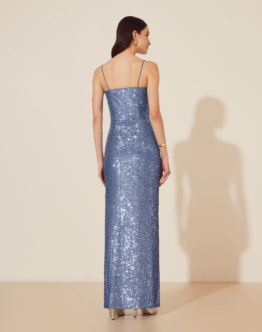 Vestido Longo Acalia, peça confeccionada em paetê, com decote quadrado e alças finas. 