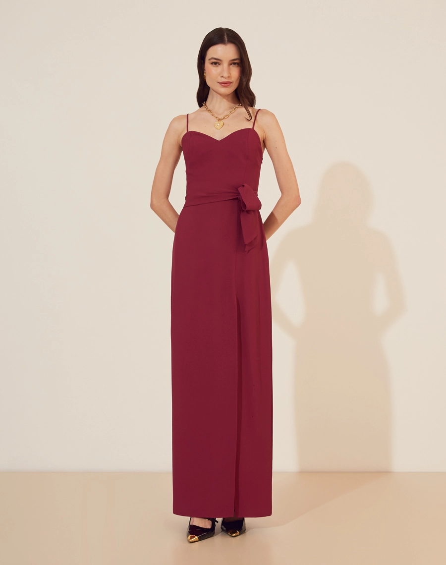 Vestido Longo Mariah confeccionado em Crepe Patou.<br/>
Com decote coração e alças finas, possui lastex nas costas para maior flexibilidade e conforto.<br/>
