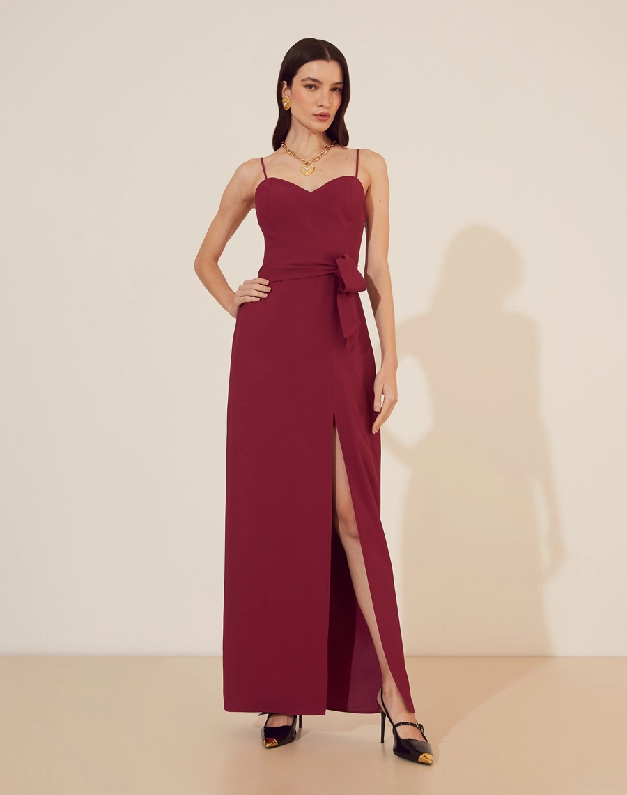 Vestido Longo Mariah confeccionado em Crepe Patou.<br/>
Com decote coração e alças finas, possui lastex nas costas para maior flexibilidade e conforto.<br/>
