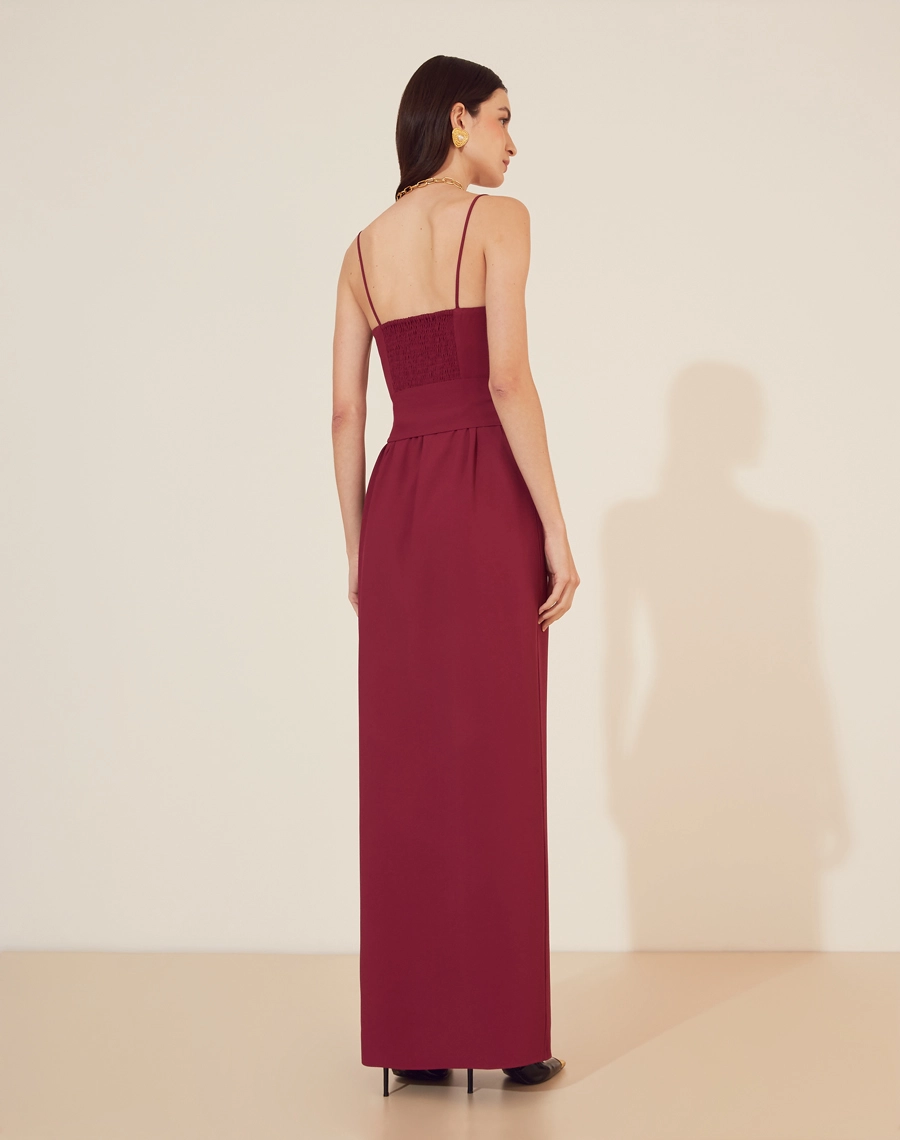 Vestido Longo Mariah confeccionado em Crepe Patou.<br/>
Com decote coração e alças finas, possui lastex nas costas para maior flexibilidade e conforto.<br/>
