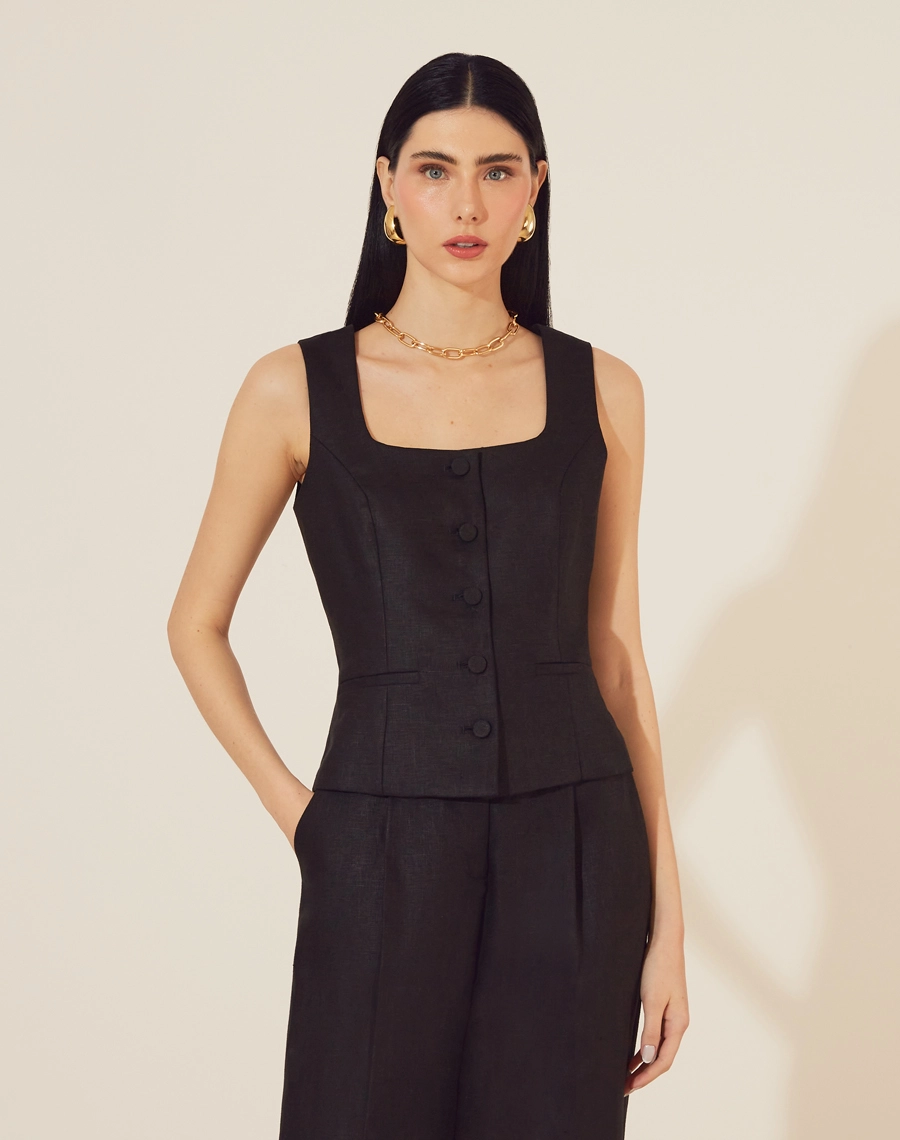 Colete Rosana é confeccionado em linho, um tecido natural que proporciona frescor. Perfeita para compor looks sofisticados e versáteis, sendo ideal para o uso em diversas ocasiões.