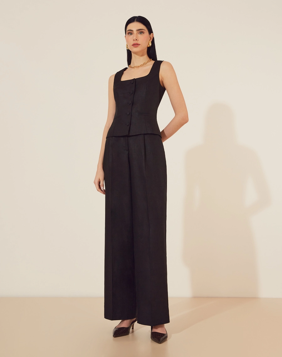 Colete Rosana é confeccionado em linho, um tecido natural que proporciona frescor. Perfeita para compor looks sofisticados e versáteis, sendo ideal para o uso em diversas ocasiões.