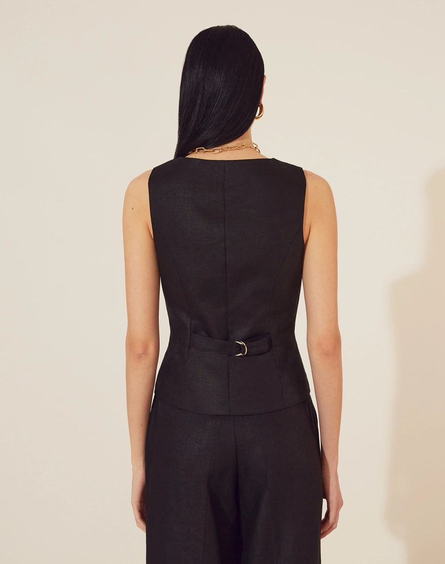 Colete Rosana é confeccionado em linho, um tecido natural que proporciona frescor. Perfeita para compor looks sofisticados e versáteis, sendo ideal para o uso em diversas ocasiões.
