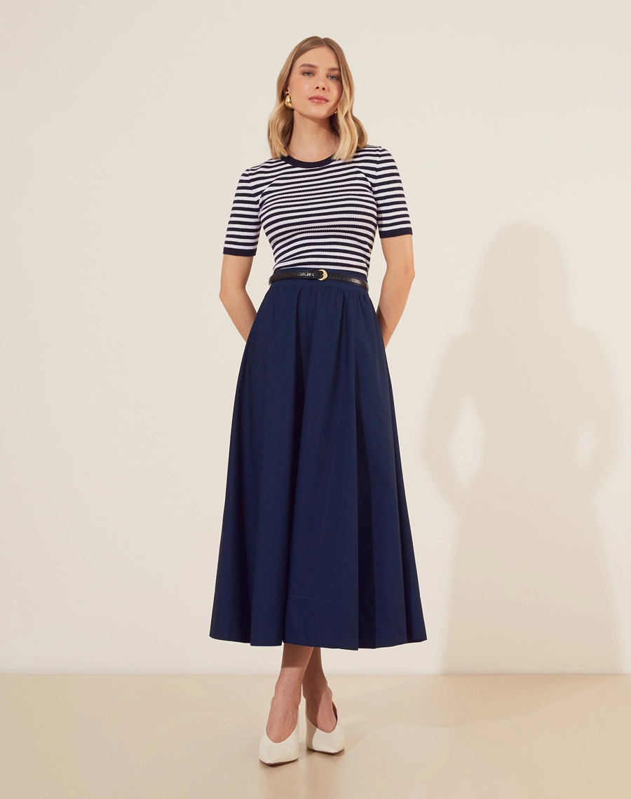 Saia Midi Yasmin confeccionada em Tricoline. <br/>
Sua cintura é alta, com pregas, modelagem evasê e barra reta.<br/>
Fechamento por zíper invisivel lateral. <br/>