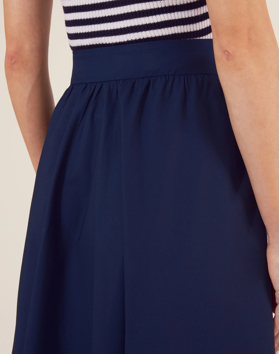 Saia Midi Yasmin confeccionada em Tricoline. <br/>
Sua cintura é alta, com pregas, modelagem evasê e barra reta.<br/>
Fechamento por zíper invisivel lateral. <br/>