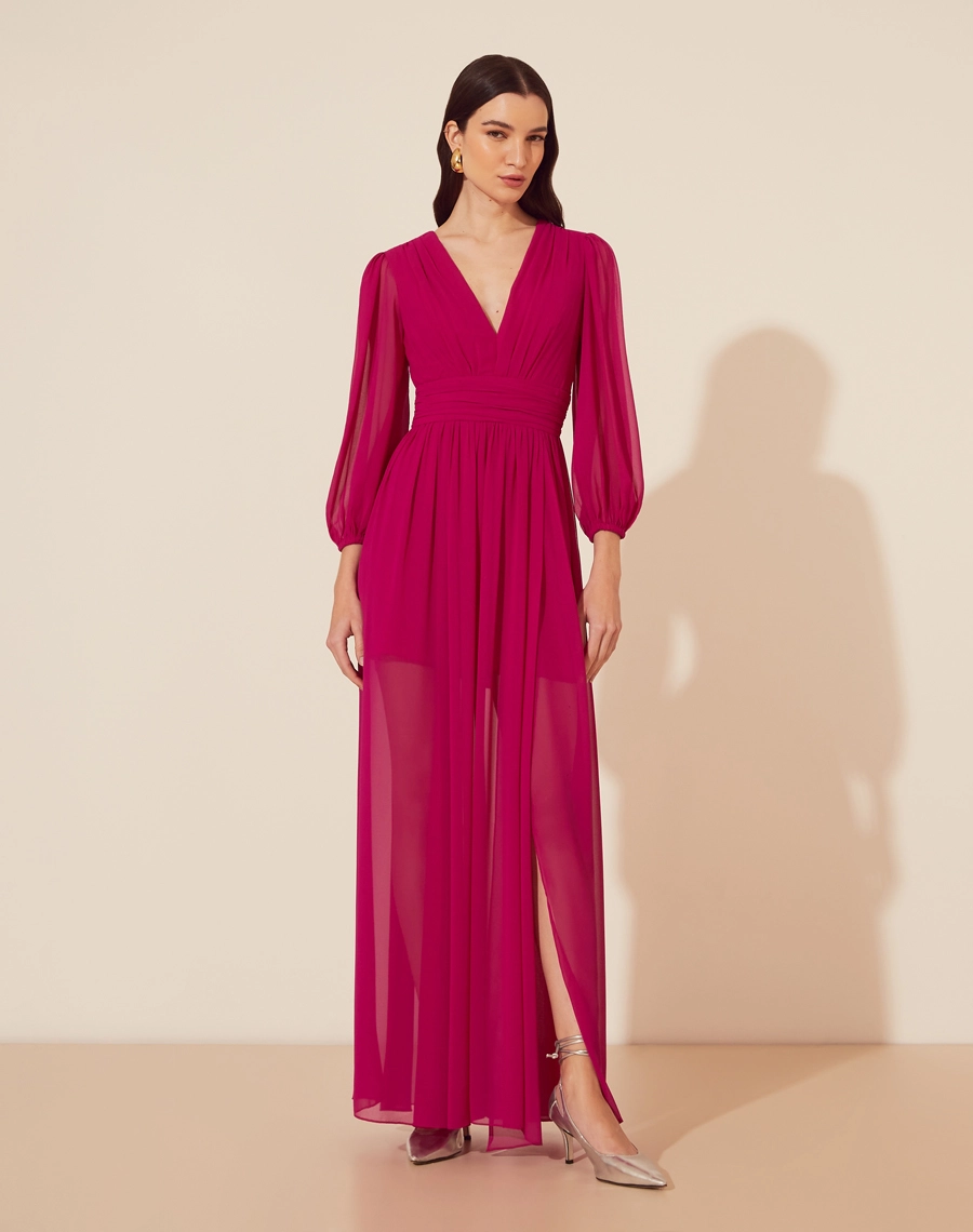 Vestido Longo Zaida confeccionado em Chiffon. <br/>
A peça possui shape acinturado com detalhes drapeados, transparência nas mangas, forro curto embutido e fenda lateral. <br/>
Fechamento por zíper invisível posterior. <br/