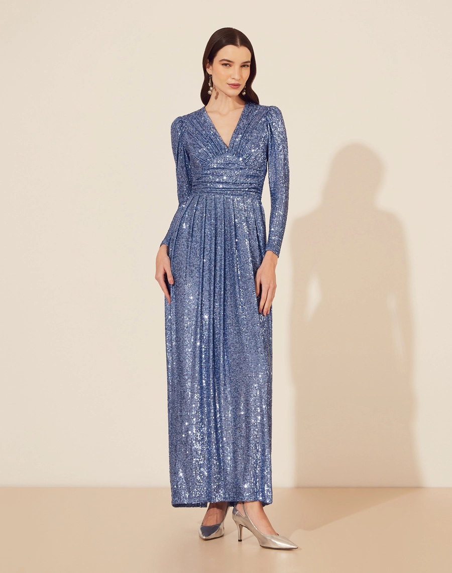 Vestido Longo Bella é uma peça deslumbrante, confeccionada em Paetê que garante um brilho espetacular em qualquer evento.<br/>
O decote em V é elegante e clássico, enquanto os detalhes drapeados no busto e na cintura adicionam um toque de sofisticação e acentuam a silhueta.<br/>
A saia tem uma modelagem mais justa ao corpo, destacando as curvas de forma refinada, e é complementada por um forro curto que oferece conforto e discrição.<br/>
O fechamento é por um zíper invisível.<br/>
Ideal para ocasiões em que o glamour é indispensável.<br/>