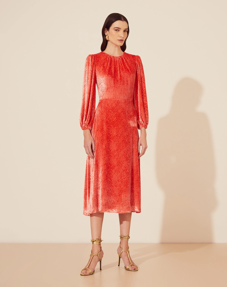 Vestido Midi Hilary confeccionado em Veludo Viscose com Seda. <br/>
Possui com decote redondo com mangas 3/4 bufantes com elástico no punho para melhor caimento. <br/>
Fechamento por zíper nas costas e botão de aselha..<br/>
Tem forro. <br/>
