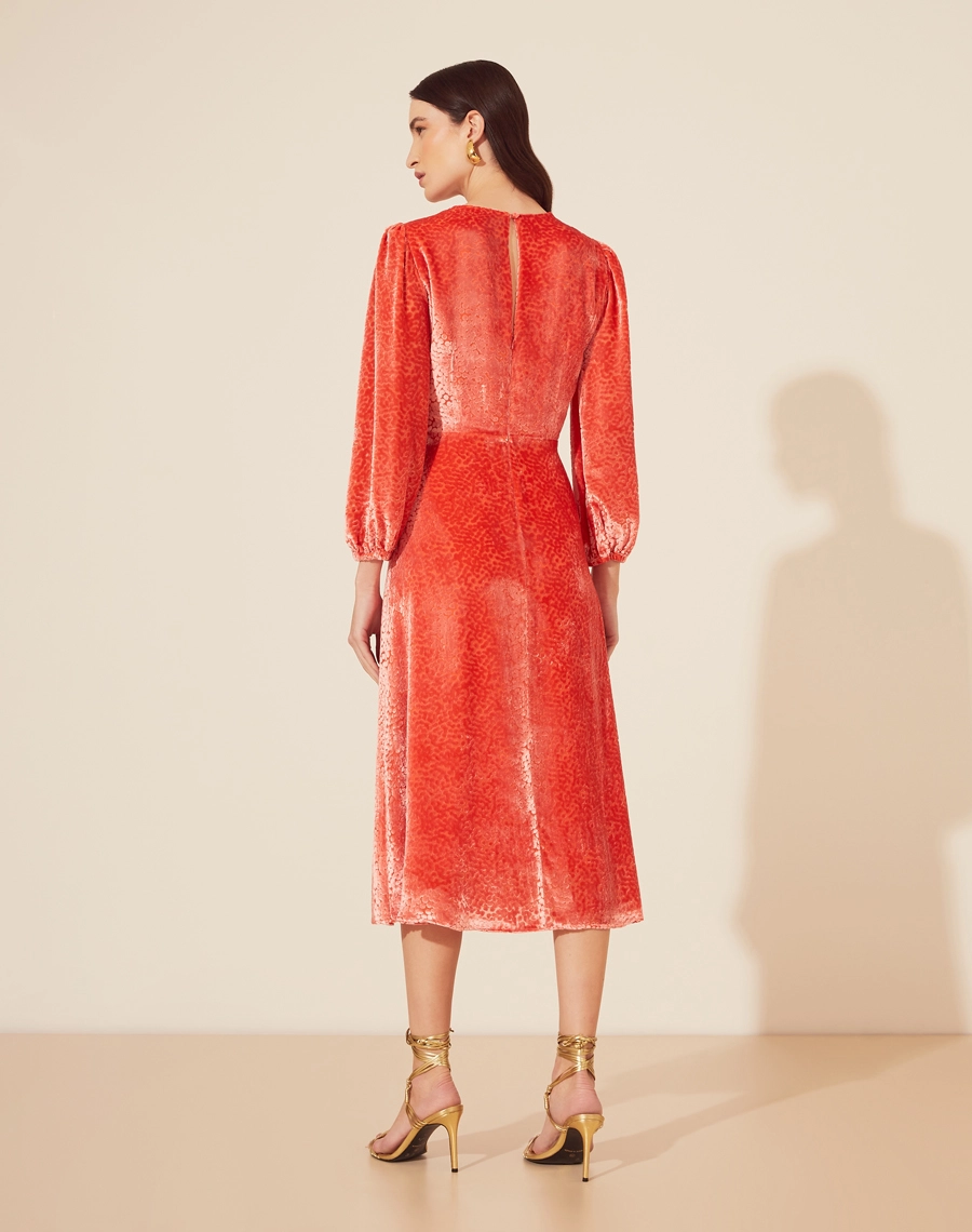 Vestido Midi Hilary confeccionado em Veludo Viscose com Seda. <br/>
Possui com decote redondo com mangas 3/4 bufantes com elástico no punho para melhor caimento. <br/>
Fechamento por zíper nas costas e botão de aselha..<br/>
Tem forro. <br/>