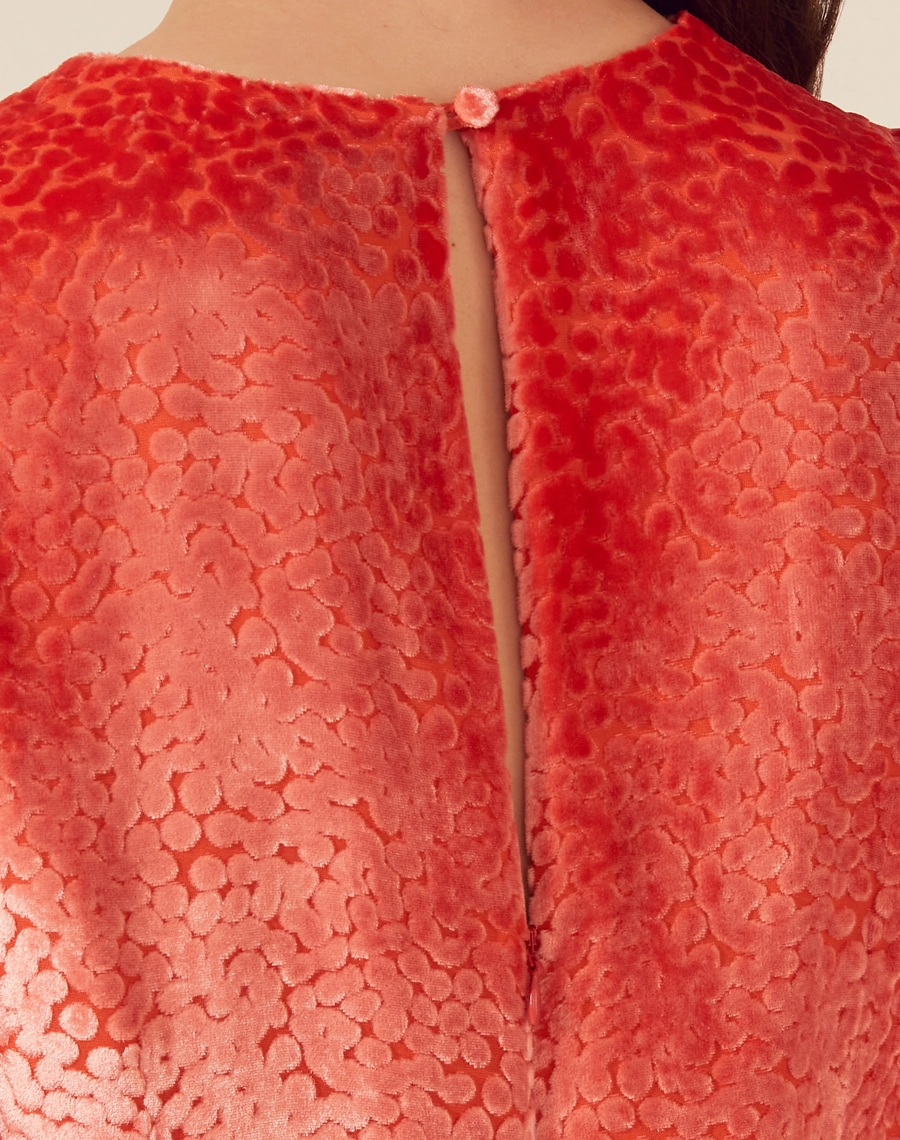 Vestido Midi Hilary confeccionado em Veludo Viscose com Seda. <br/>
Possui com decote redondo com mangas 3/4 bufantes com elástico no punho para melhor caimento. <br/>
Fechamento por zíper nas costas e botão de aselha..<br/>
Tem forro. <br/>