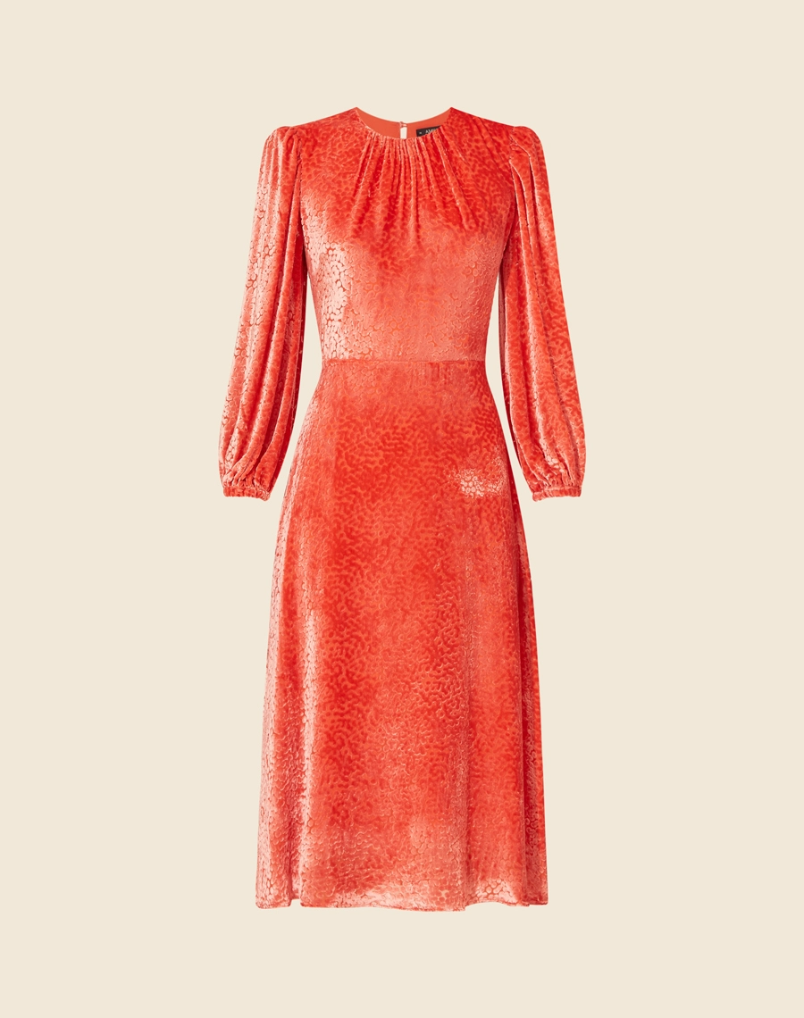 Vestido Midi Hilary confeccionado em Veludo Viscose com Seda. <br/>
Possui com decote redondo com mangas 3/4 bufantes com elástico no punho para melhor caimento. <br/>
Fechamento por zíper nas costas e botão de aselha..<br/>
Tem forro. <br/>