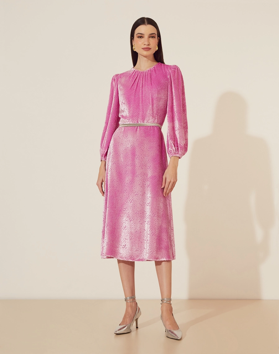 Vestido Midi Hilary confeccionado em Veludo Viscose com Seda. <br/>
Possui com decote redondo com mangas 3/4 bufantes com elástico no punho para melhor caimento. <br/>
Fechamento por zíper nas costas e botão de aselha..<br/>
Tem forro. <br/>
