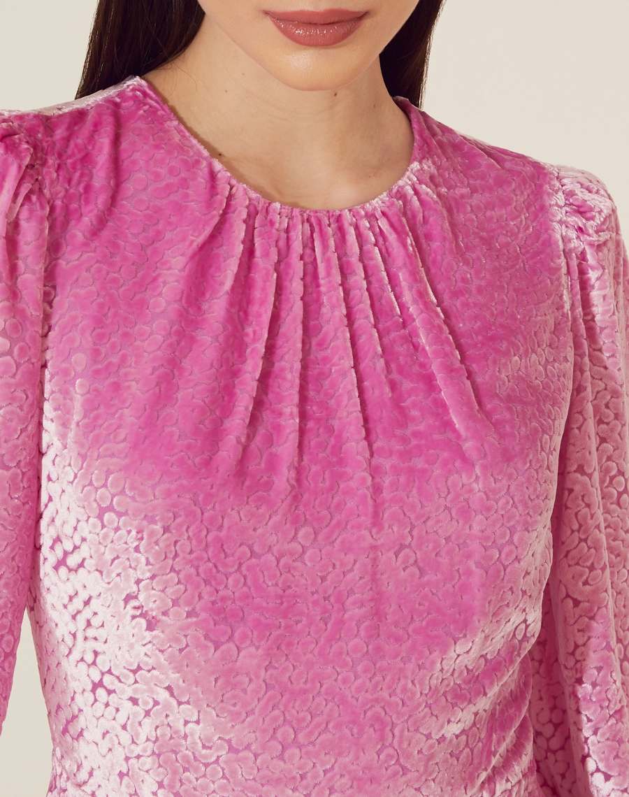 Vestido Midi Hilary confeccionado em Veludo Viscose com Seda. <br/>
Possui com decote redondo com mangas 3/4 bufantes com elástico no punho para melhor caimento. <br/>
Fechamento por zíper nas costas e botão de aselha..<br/>
Tem forro. <br/>