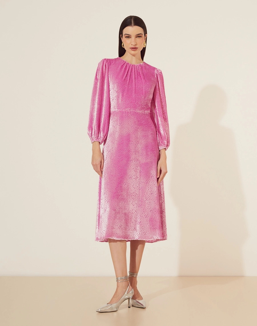Vestido Midi Hilary confeccionado em Veludo Viscose com Seda. <br/>
Possui com decote redondo com mangas 3/4 bufantes com elástico no punho para melhor caimento. <br/>
Fechamento por zíper nas costas e botão de aselha..<br/>
Tem forro. <br/>