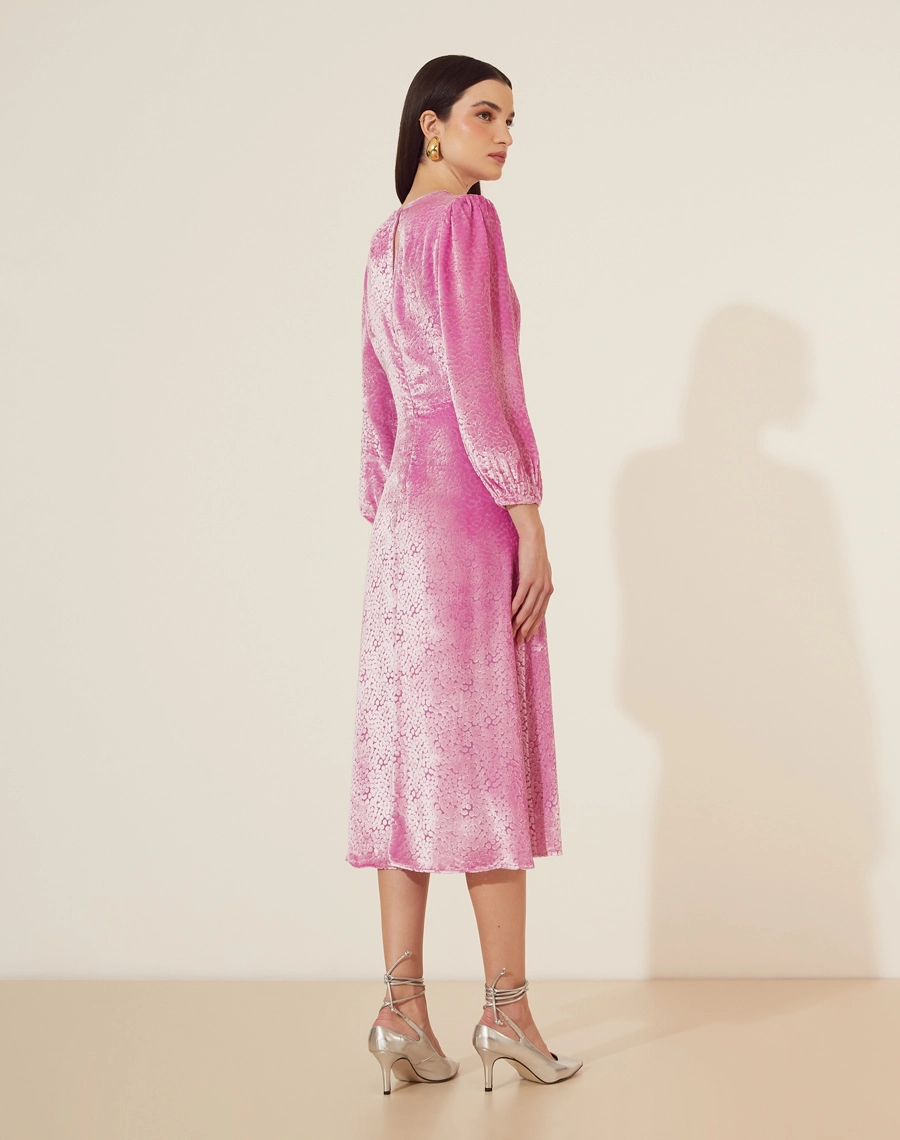 Vestido Midi Hilary confeccionado em Veludo Viscose com Seda. <br/>
Possui com decote redondo com mangas 3/4 bufantes com elástico no punho para melhor caimento. <br/>
Fechamento por zíper nas costas e botão de aselha..<br/>
Tem forro. <br/>