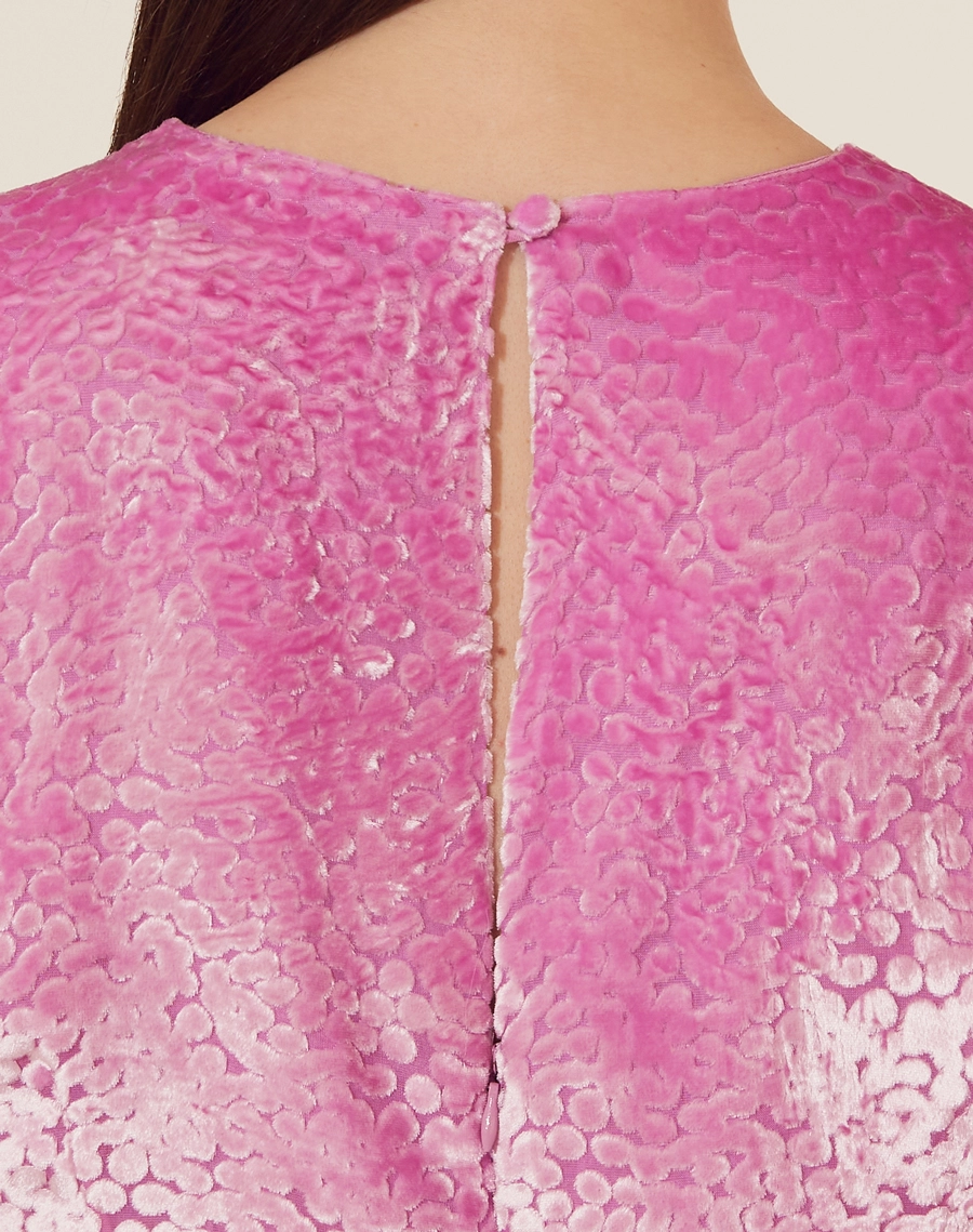 Vestido Midi Hilary confeccionado em Veludo Viscose com Seda. <br/>
Possui com decote redondo com mangas 3/4 bufantes com elástico no punho para melhor caimento. <br/>
Fechamento por zíper nas costas e botão de aselha..<br/>
Tem forro. <br/>