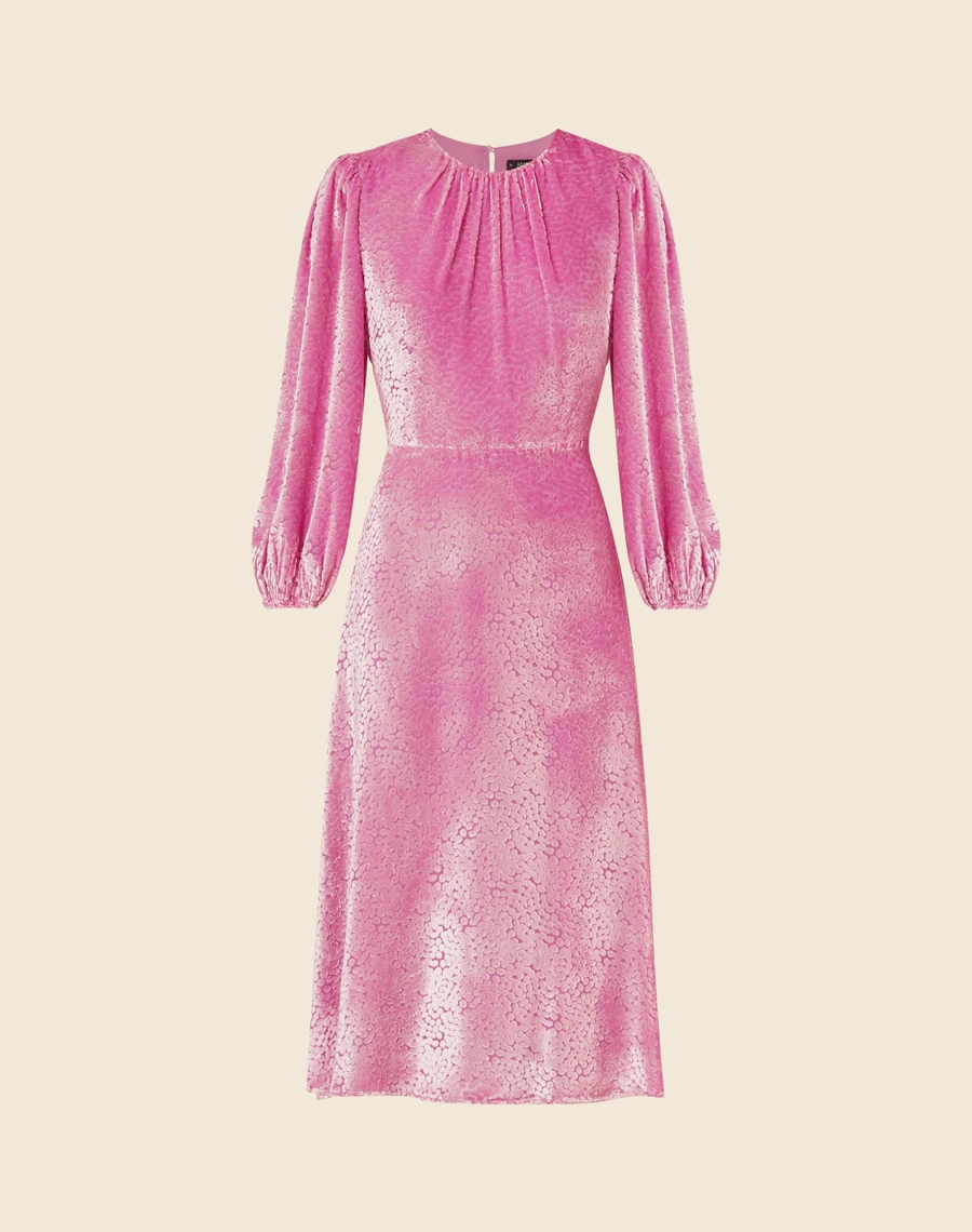 Vestido Midi Hilary confeccionado em Veludo Viscose com Seda. <br/>
Possui com decote redondo com mangas 3/4 bufantes com elástico no punho para melhor caimento. <br/>
Fechamento por zíper nas costas e botão de aselha..<br/>
Tem forro. <br/>
