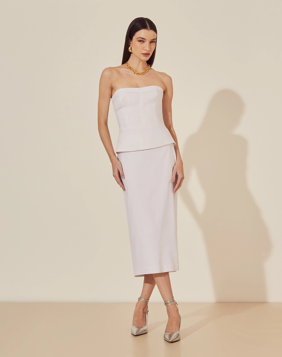 Top Valentina confeccionado em Linho. <br/>
Peça tomara que caia, com decote coração, feita em modelagem mais justa. <br/>
Fechamento por zíper posterior. <br/>