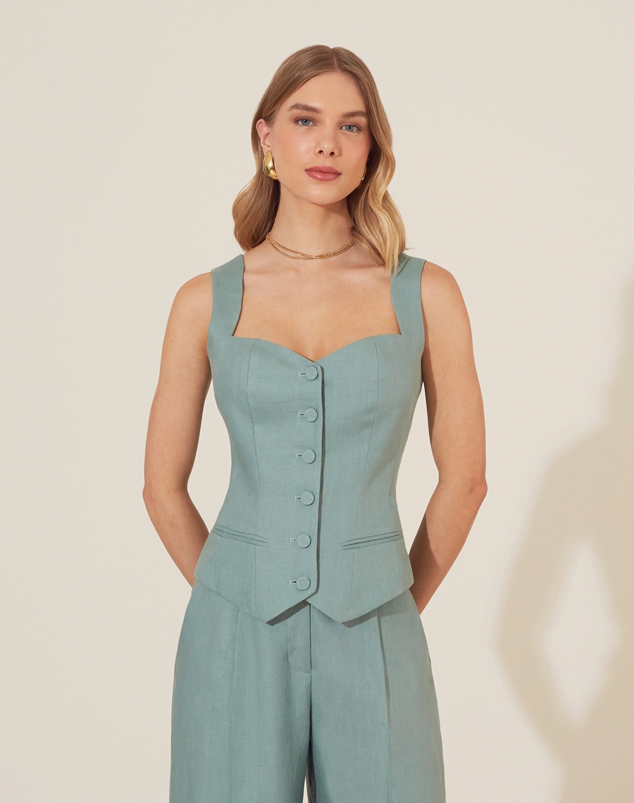 O Colete Lena é uma peça que traz sofisticação e charme em cada detalhe.<br/>
 Confeccionado em linho, ele possui um decote em formato de coração que valoriza o colo e alças largas que garantem conforto e segurança. <br/>
O fechamento frontal por botões forrados adiciona um toque de elegância à peça, que ainda conta com forro para um acabamento impecável.<br/>