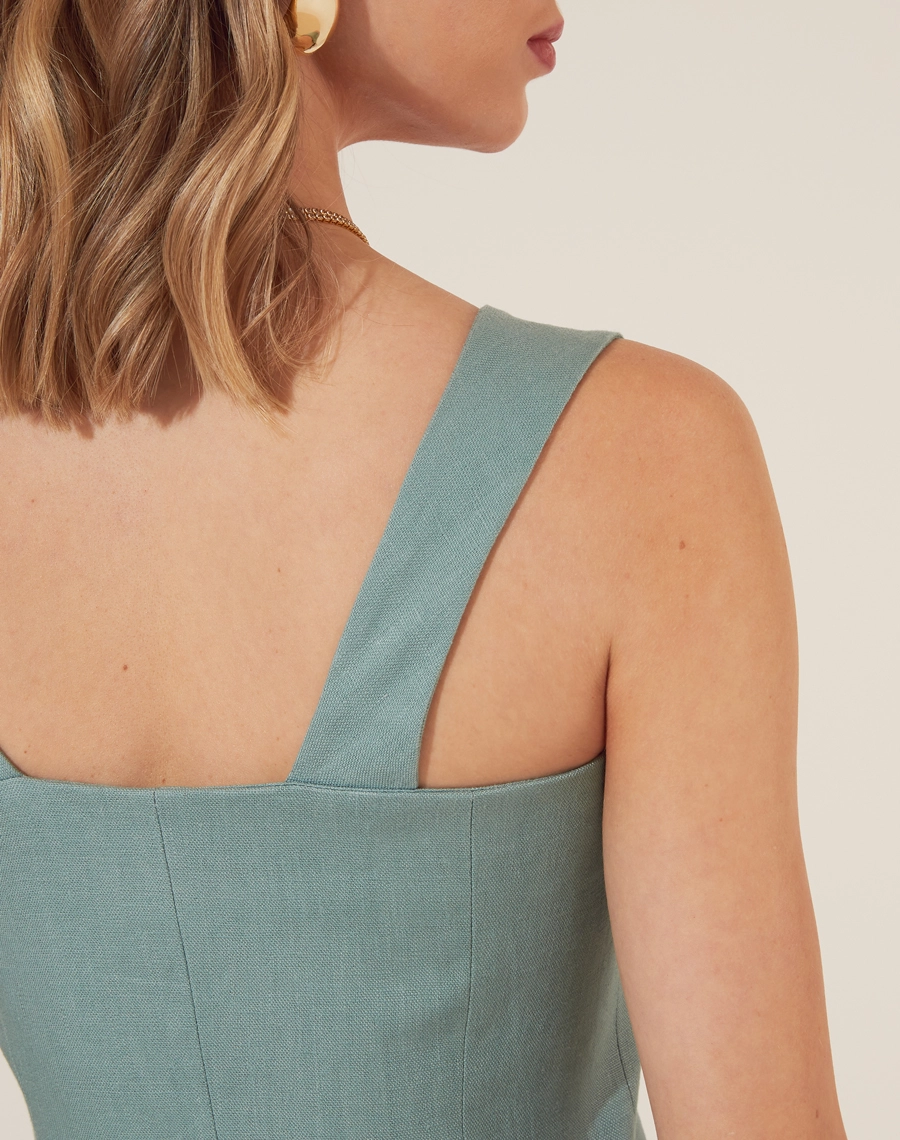 O Colete Lena é uma peça que traz sofisticação e charme em cada detalhe.<br/>
 Confeccionado em linho, ele possui um decote em formato de coração que valoriza o colo e alças largas que garantem conforto e segurança. <br/>
O fechamento frontal por botões forrados adiciona um toque de elegância à peça, que ainda conta com forro para um acabamento impecável.<br/>