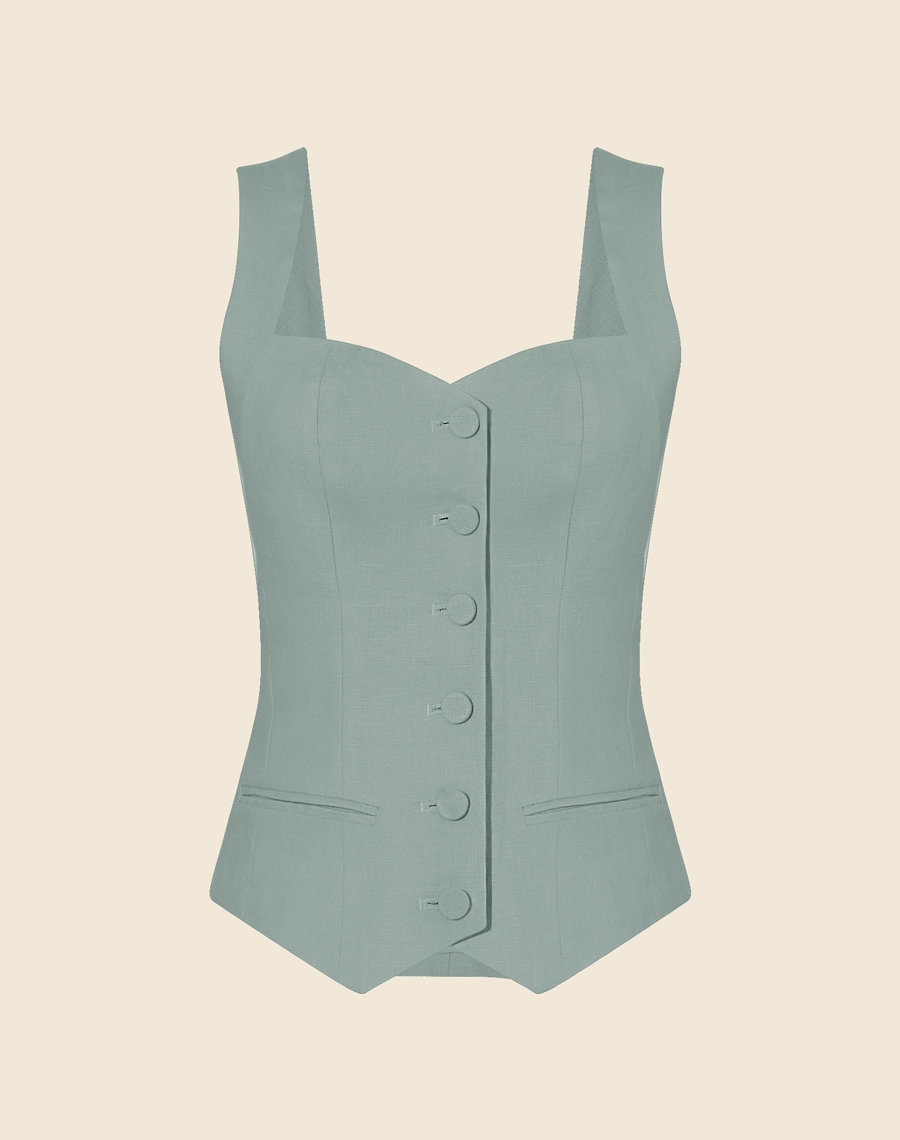 O Colete Lena é uma peça que traz sofisticação e charme em cada detalhe.<br/>
 Confeccionado em linho, ele possui um decote em formato de coração que valoriza o colo e alças largas que garantem conforto e segurança. <br/>
O fechamento frontal por botões forrados adiciona um toque de elegância à peça, que ainda conta com forro para um acabamento impecável.<br/>