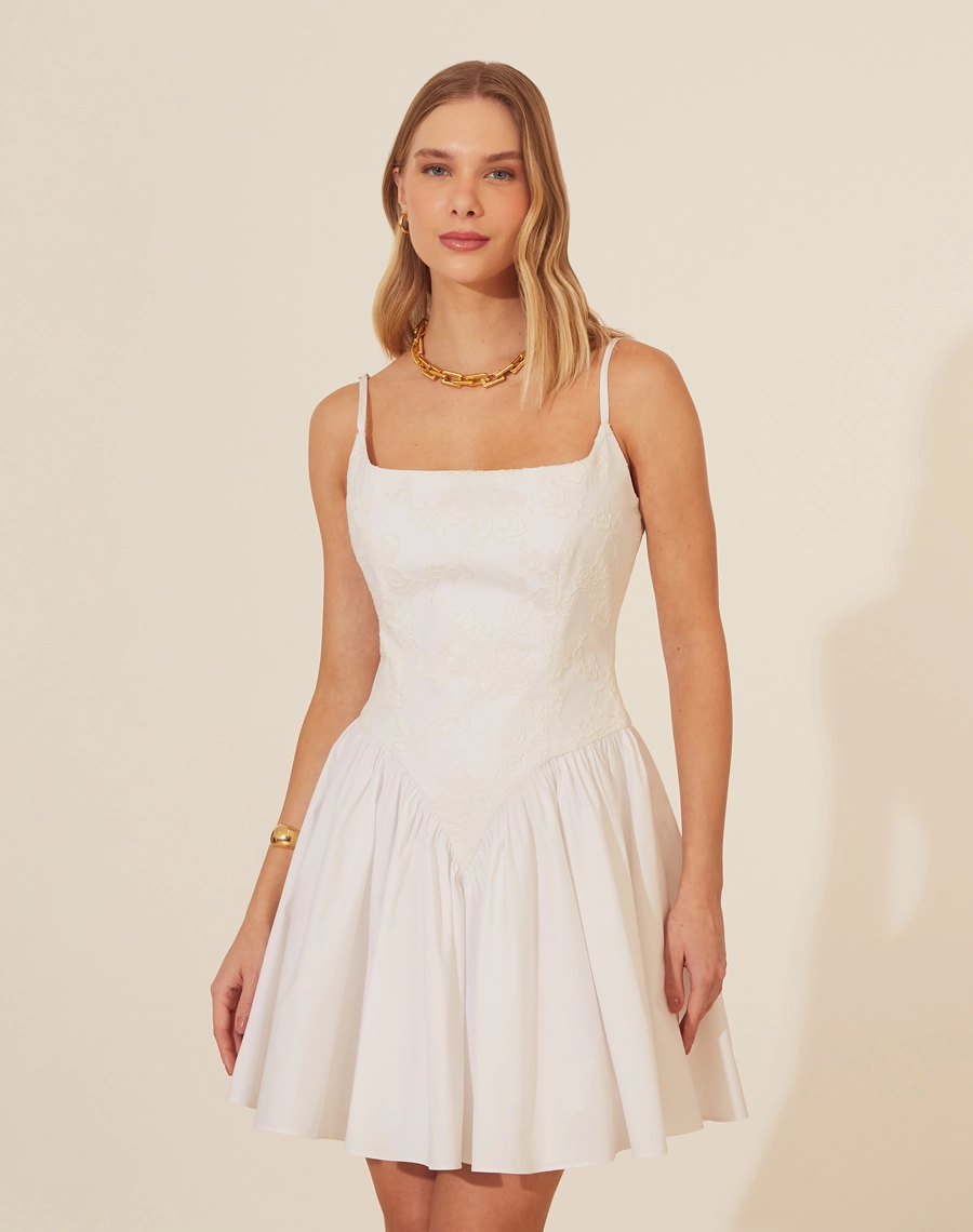 Vestido Curto Brigitte, confeccionado em Renda delicada,o vestido possui decote reto e alças finas, além de um corpete com amarração em fitas de cetim nas costas, proporcionando um ajuste perfeito. <br/>
A saia curta e volumosa adiciona um toque jovial e elegante à peça.<br/>
Fechamento por zíper.<br/>