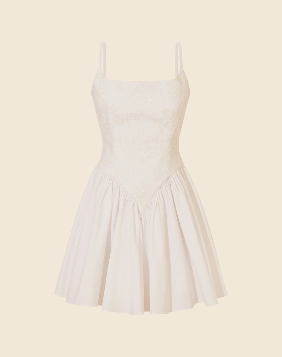 Vestido Curto Brigitte, confeccionado em Renda delicada,o vestido possui decote reto e alças finas, além de um corpete com amarração em fitas de cetim nas costas, proporcionando um ajuste perfeito. <br/>
A saia curta e volumosa adiciona um toque jovial e elegante à peça.<br/>
Fechamento por zíper.<br/>