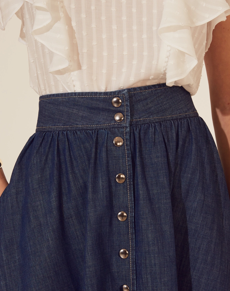 Saia Midi Bonnard confeccionada em Jeans, possui modelagem evasê (ampla), cintura alta e dois bolsos laterais estilo faca. 