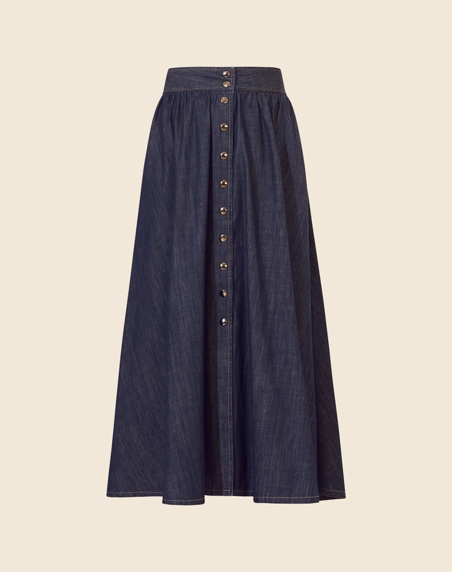 Saia Midi Bonnard confeccionada em Jeans, possui modelagem evasê (ampla), cintura alta e dois bolsos laterais estilo faca. 