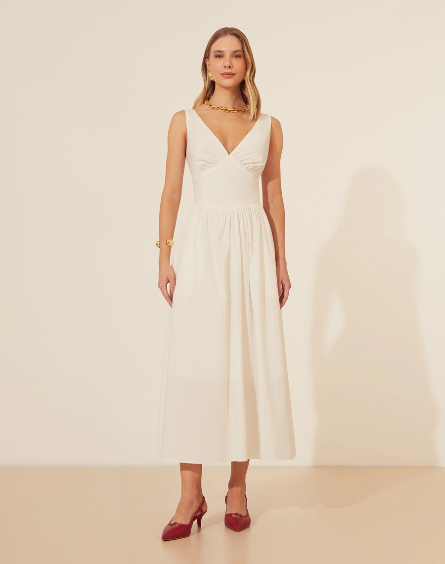 Vestido Midi Vallauris  é confeccionado em Tricoline, um tecido leve e confortável, ideal para os dias mais quentes. <br/>
A peça apresenta um decote profundo em V, que valoriza o busto de forma sutil.<br/>
As alças largas oferecem suporte adicional, enquanto a parte das costas é ajustada com lastex.  <br/>
O fechamento é feito por um zíper invisível nas costas, garantindo praticidade.<br/>