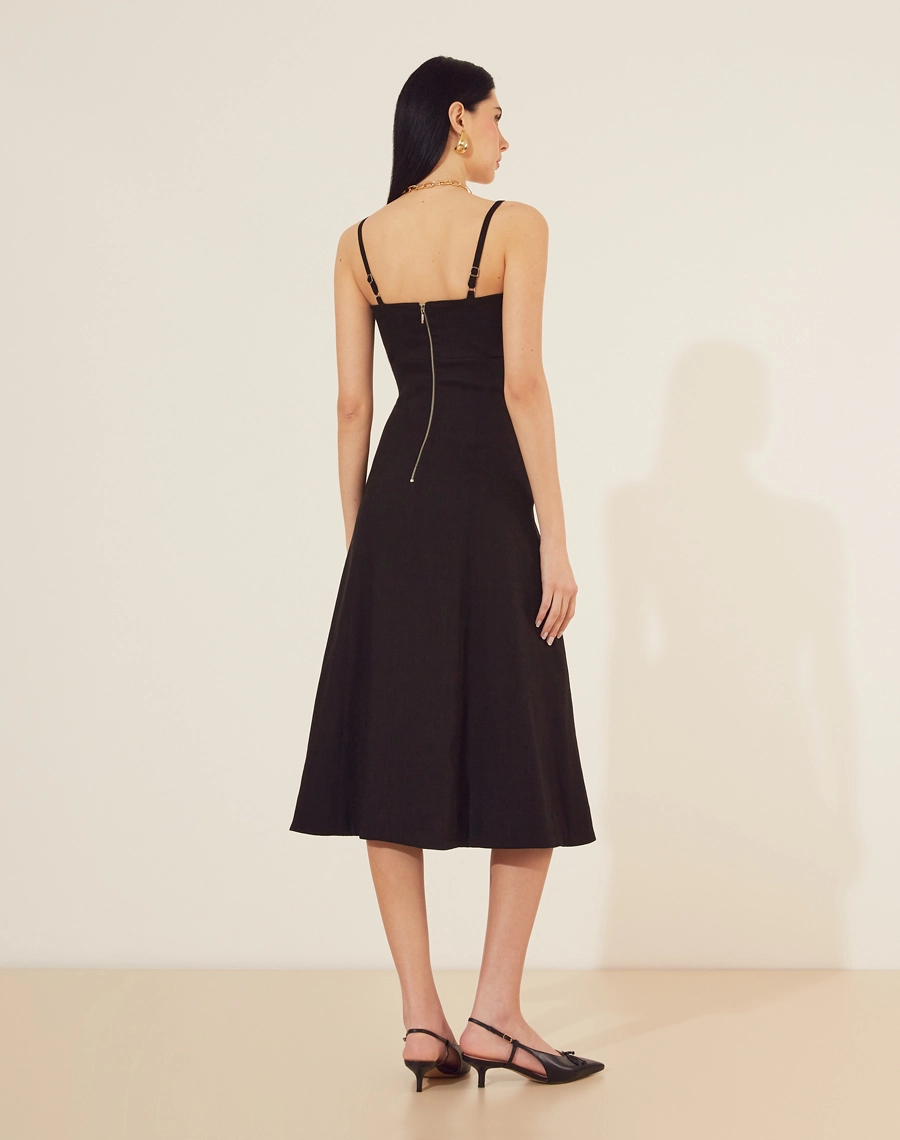 Vestido Midi Hibisco em Linho misto com Viscose, que combina a resistência e frescor do linho com o toque suave e a leveza da viscose.<br/>
Alças finas com decote coração e recorte, com um design que valoriza a silhueta.<br/>
Fechamento por zíper nas costas, garantindo praticidade e um caimento impecável.<br/>