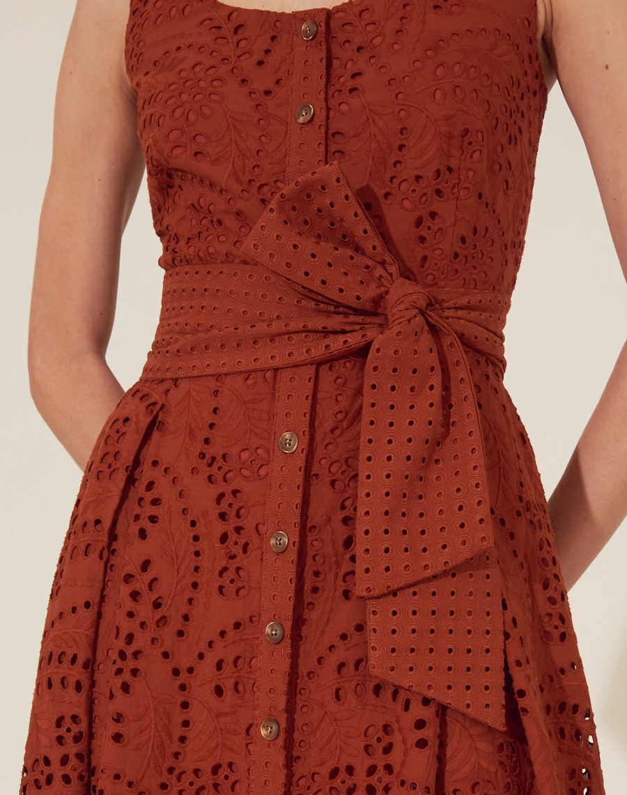 O Vestido Midi Bandol é confeccionado em laise, trazendo textura e frescor em uma modelagem que valoriza a silhueta. Os botões tartaruga complementam o visual com um toque natural, tornando-o uma peça versátil para diferentes ocasiões.