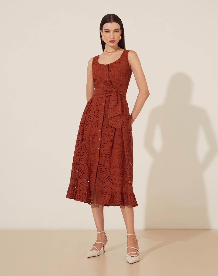 O Vestido Midi Bandol é confeccionado em laise, trazendo textura e frescor em uma modelagem que valoriza a silhueta. Os botões tartaruga complementam o visual com um toque natural, tornando-o uma peça versátil para diferentes ocasiões.