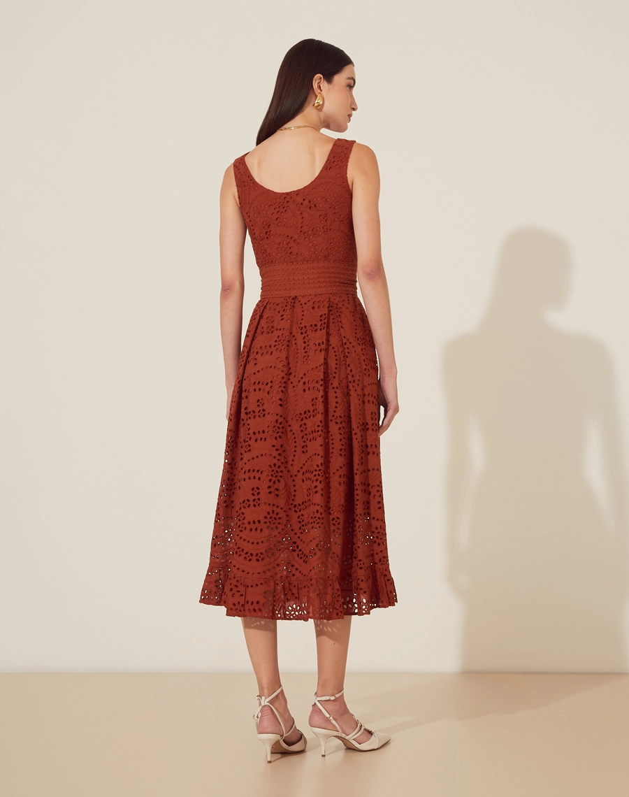 O Vestido Midi Bandol é confeccionado em laise, trazendo textura e frescor em uma modelagem que valoriza a silhueta. Os botões tartaruga complementam o visual com um toque natural, tornando-o uma peça versátil para diferentes ocasiões.