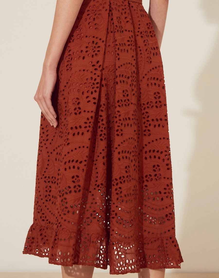 O Vestido Midi Bandol é confeccionado em laise, trazendo textura e frescor em uma modelagem que valoriza a silhueta. Os botões tartaruga complementam o visual com um toque natural, tornando-o uma peça versátil para diferentes ocasiões.