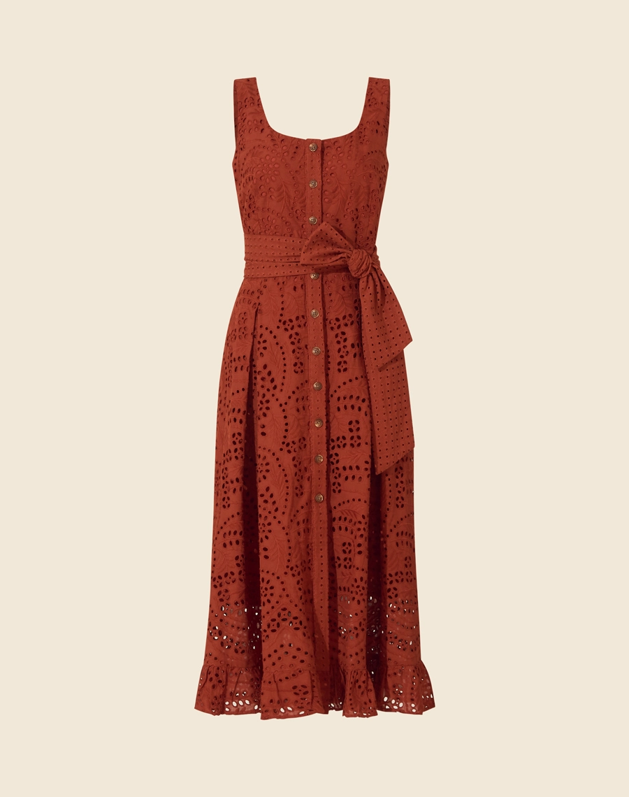 O Vestido Midi Bandol é confeccionado em laise, trazendo textura e frescor em uma modelagem que valoriza a silhueta. Os botões tartaruga complementam o visual com um toque natural, tornando-o uma peça versátil para diferentes ocasiões.
