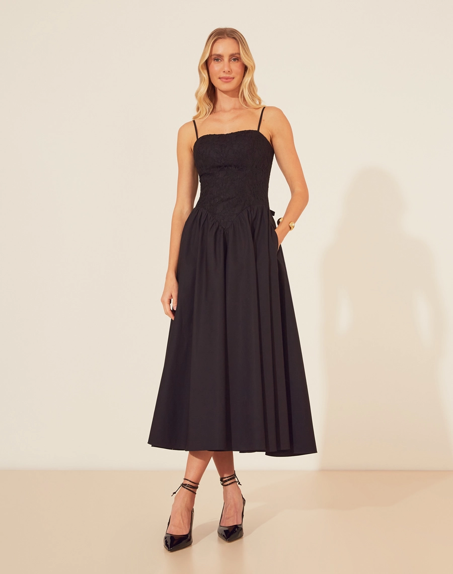 O Vestido Midi Brignoles confeccionado em Renda delicada, ele traz um visual refinado, ideal para eventos especiais. <br/>
O modelo possui alças finas e um zíper nas costas para garantir um ajuste impecável.<br/>
Além disso, o detalhe de amarração nas costas adiciona um toque diferenciado e moderno, fazendo deste vestido um destaque em qualquer ocasião. <br/>
Com um caimento fluido e cintura marcada que valoriza a silhueta, proporcionando conforto e estilo. <br/>