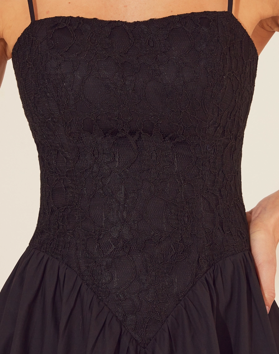 O Vestido Midi Brignoles confeccionado em Renda delicada, ele traz um visual refinado, ideal para eventos especiais. <br/>
O modelo possui alças finas e um zíper nas costas para garantir um ajuste impecável.<br/>
Além disso, o detalhe de amarração nas costas adiciona um toque diferenciado e moderno, fazendo deste vestido um destaque em qualquer ocasião. <br/>
Com um caimento fluido e cintura marcada que valoriza a silhueta, proporcionando conforto e estilo. <br/>
