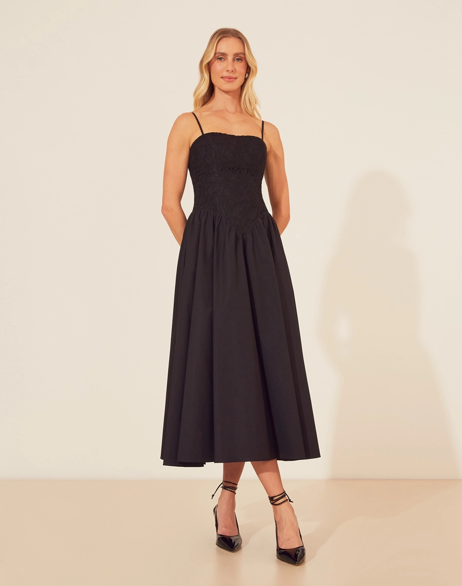 O Vestido Midi Brignoles confeccionado em Renda delicada, ele traz um visual refinado, ideal para eventos especiais. <br/>
O modelo possui alças finas e um zíper nas costas para garantir um ajuste impecável.<br/>
Além disso, o detalhe de amarração nas costas adiciona um toque diferenciado e moderno, fazendo deste vestido um destaque em qualquer ocasião. <br/>
Com um caimento fluido e cintura marcada que valoriza a silhueta, proporcionando conforto e estilo. <br/>