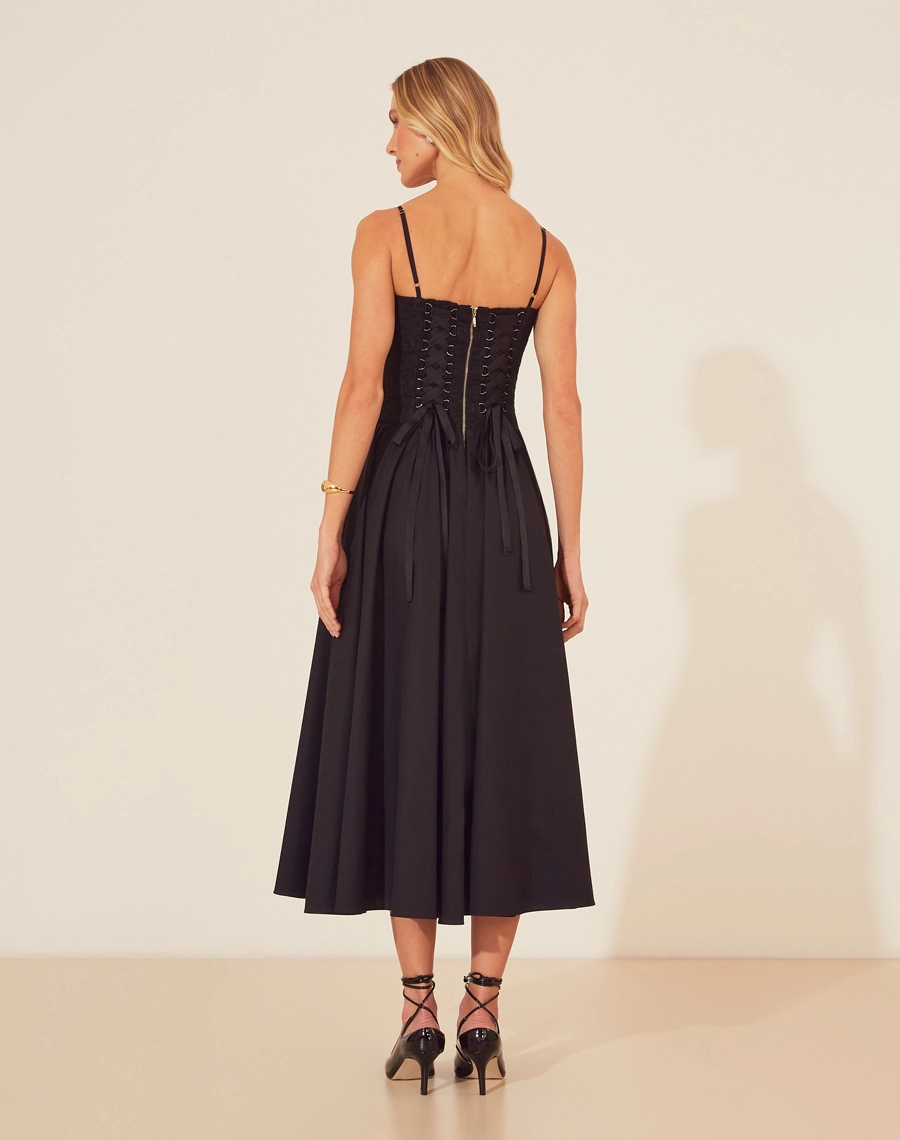 O Vestido Midi Brignoles confeccionado em Renda delicada, ele traz um visual refinado, ideal para eventos especiais. <br/>
O modelo possui alças finas e um zíper nas costas para garantir um ajuste impecável.<br/>
Além disso, o detalhe de amarração nas costas adiciona um toque diferenciado e moderno, fazendo deste vestido um destaque em qualquer ocasião. <br/>
Com um caimento fluido e cintura marcada que valoriza a silhueta, proporcionando conforto e estilo. <br/>