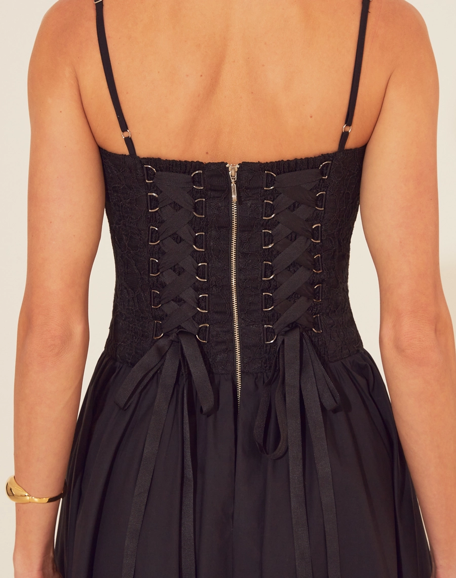 O Vestido Midi Brignoles confeccionado em Renda delicada, ele traz um visual refinado, ideal para eventos especiais. <br/>
O modelo possui alças finas e um zíper nas costas para garantir um ajuste impecável.<br/>
Além disso, o detalhe de amarração nas costas adiciona um toque diferenciado e moderno, fazendo deste vestido um destaque em qualquer ocasião. <br/>
Com um caimento fluido e cintura marcada que valoriza a silhueta, proporcionando conforto e estilo. <br/>