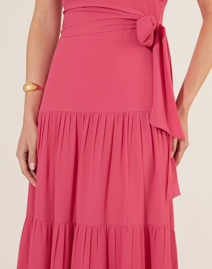 Vestido Longo Mônaco é confeccionado em crepe leve, oferecendo um caimento fluido e elegante. A peça é perfeita para ocasiões especiais, trazendo um toque de sofisticação e charme.
